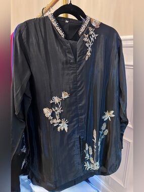 Black Embroidered Women’s Kurta with Floral Accents- 2 pc co- ord set